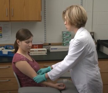 Лечение зависимости от аптечных препаратов в Пролетарске Врач делает инъекцию пациентке